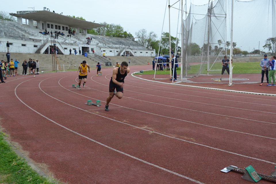Alumnos de la UCALP se destacan en torneo de atletismo
