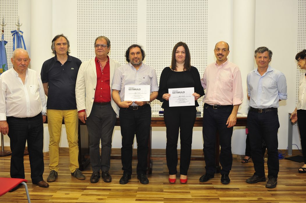 Reconocimiento a docente de la Facultad de Arquitectura y Diseño