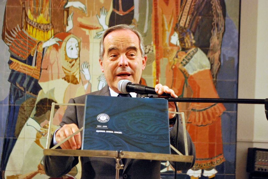 La UCALP presentó su primer libro institucional