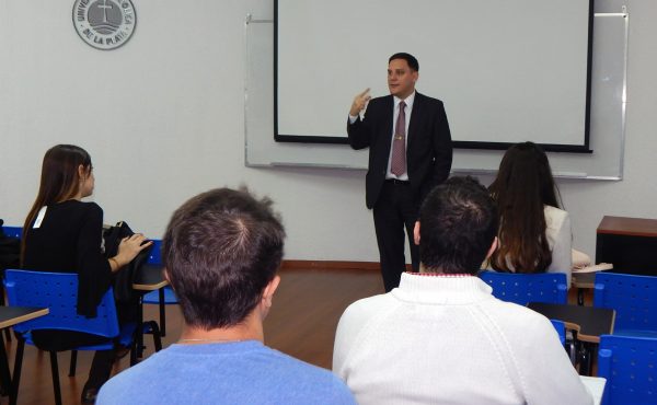 Charla sobre Becas en la Sede Bernal