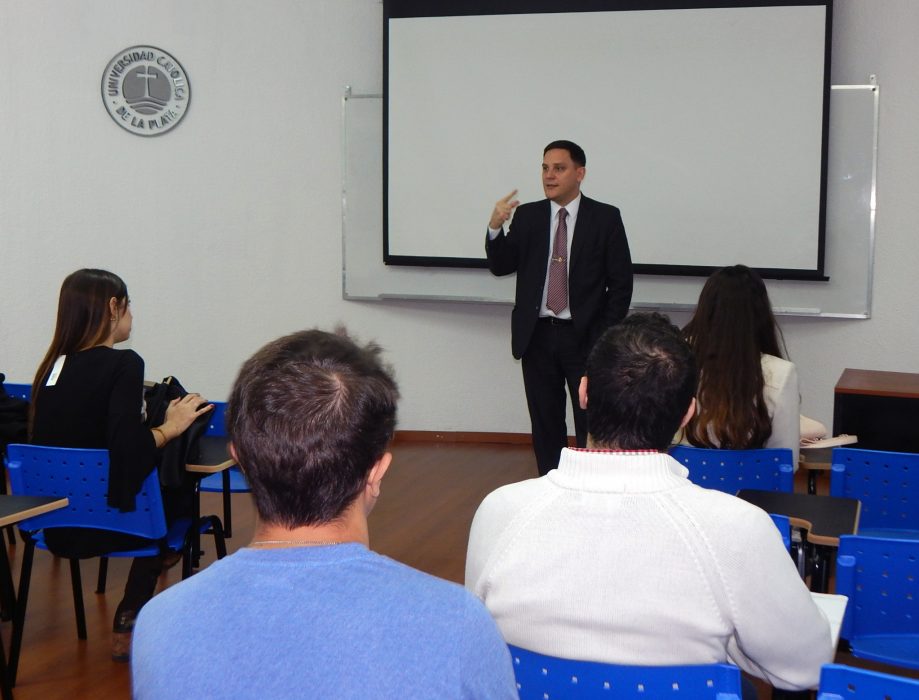 Charla sobre Becas en la Sede Bernal
