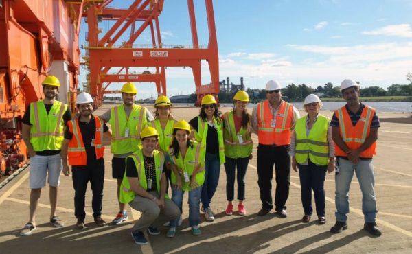 Alumnos de RR. HH. visitan una empresa local