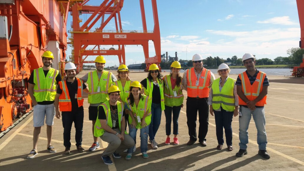 Alumnos de RR. HH. visitan una empresa local