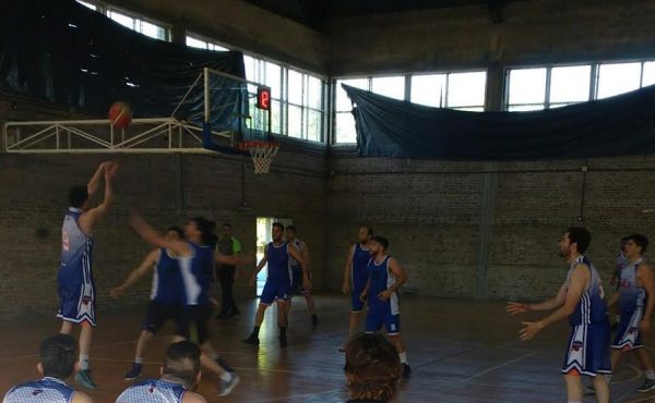 El equipo de básquet de la UCALP en la final