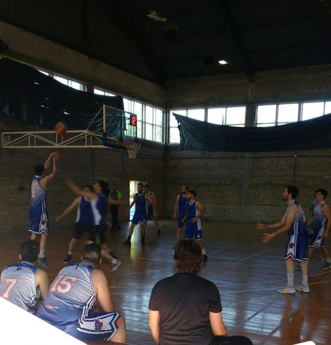 El equipo de básquet de la UCALP en la final