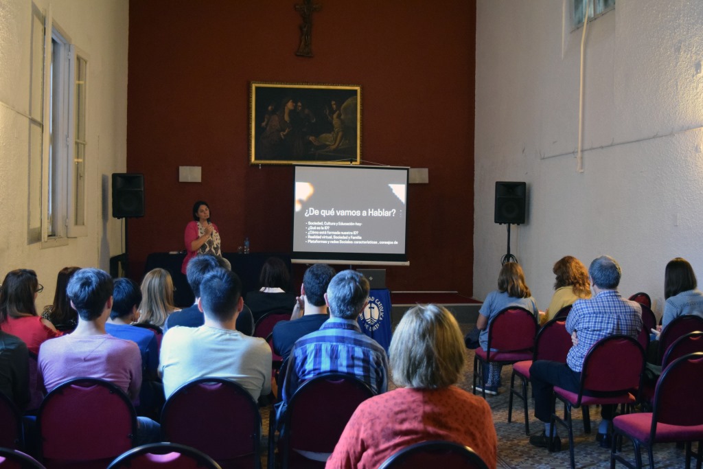 Identidad Digital, Personalidad Proyectada y Seguridad en Redes Sociales