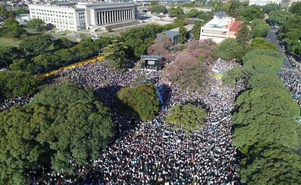 Multitudinaria participación en la Marcha por la Vida