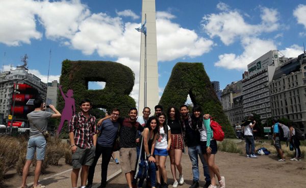 Vive en España y eligió la UCALP