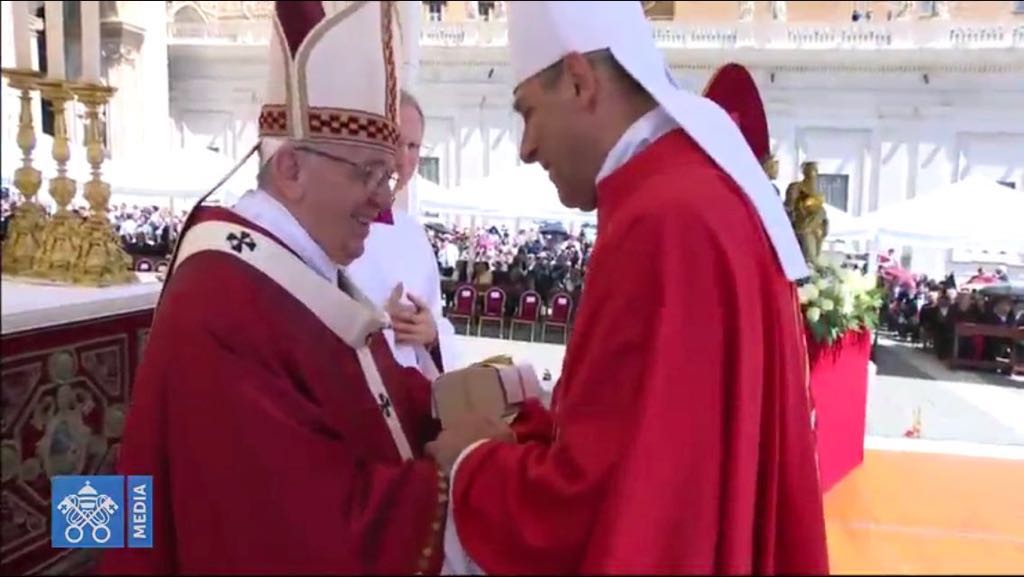 El Papa entregó el palio arzobispal a Mons. Fernández