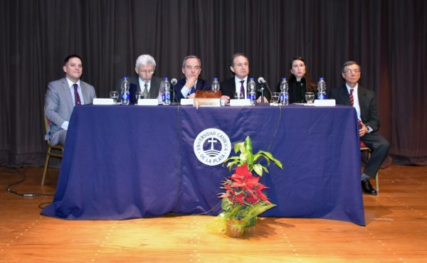 Entrega de diplomas a los graduados de Abogacía
