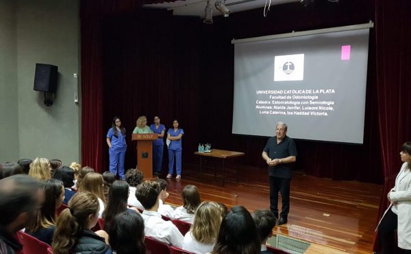 Charla sobre cuidados integrales de la salud en la Facultad de Odontología