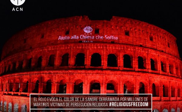 La Sagrada Familia se ilumina de rojo por la libertad religiosa en el mundo