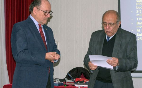 Reconocimiento a profesor honorario de la Facultad de Odontología