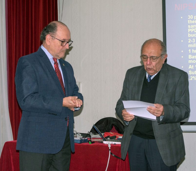 Reconocimiento a profesor honorario de la Facultad de Odontología
