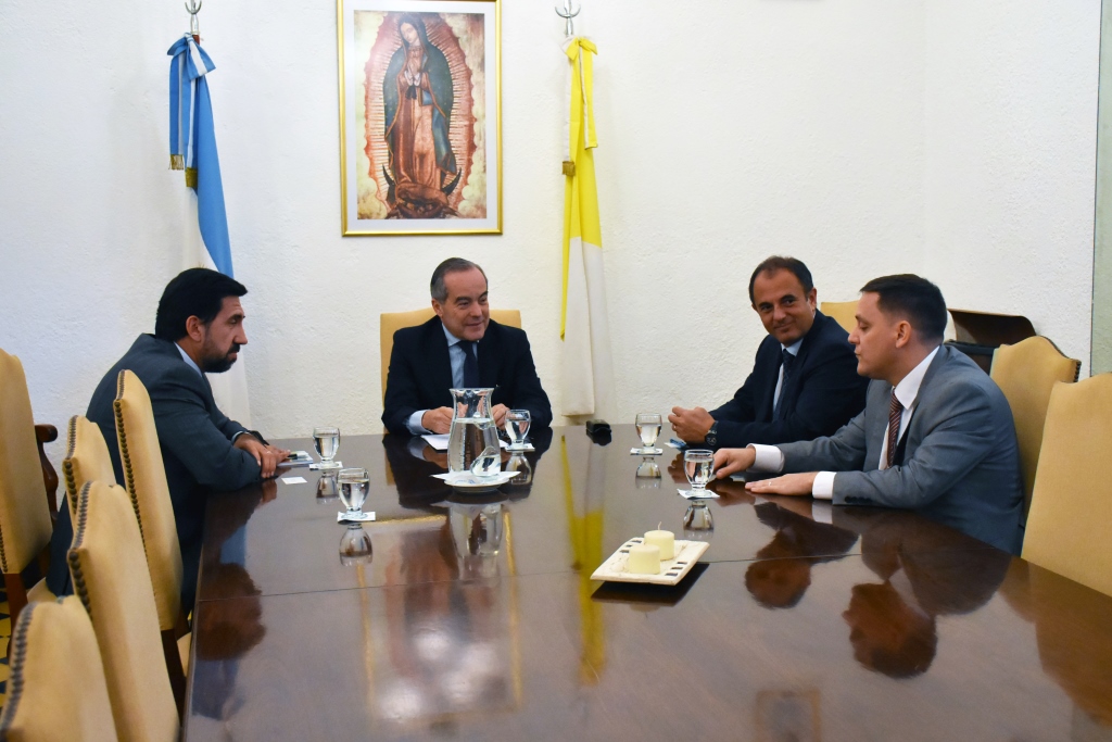 Renuevan acuerdo entre la UCALP y APDES