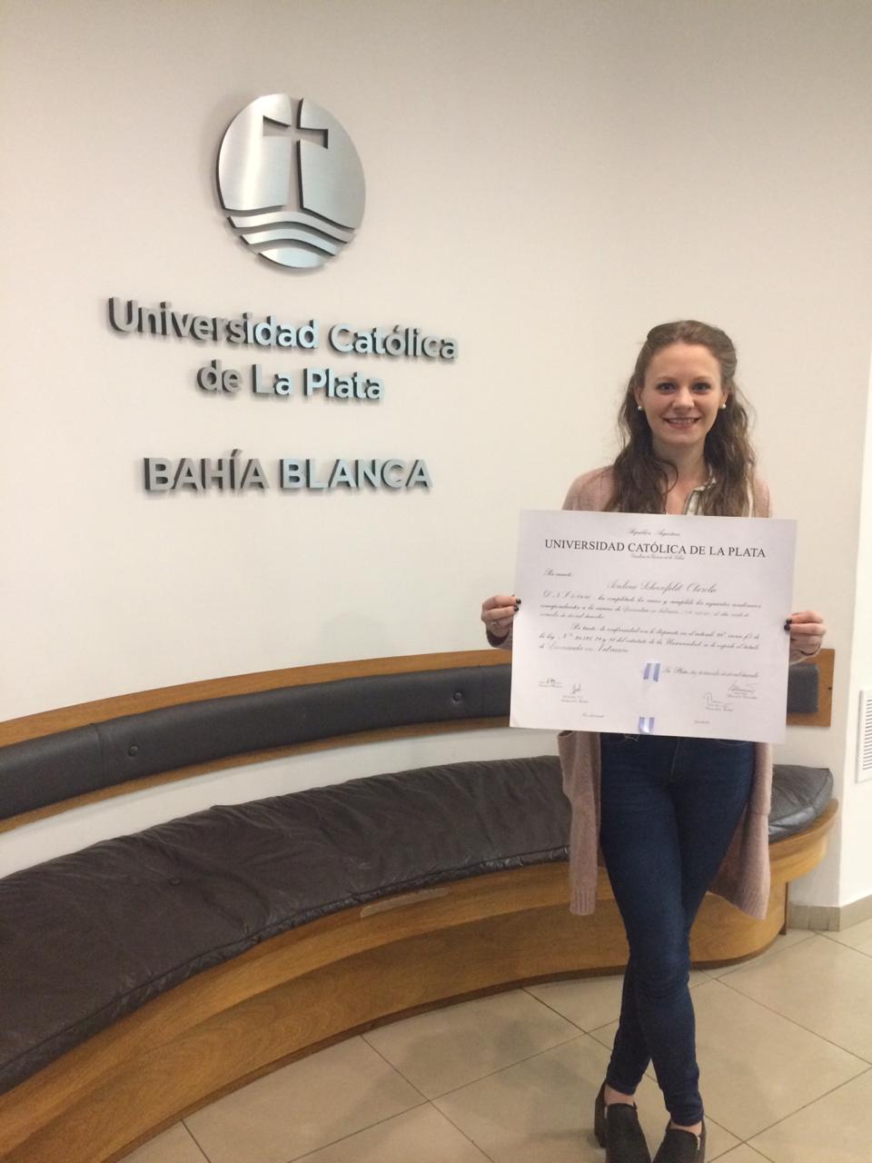 Alumnas retiran su título en la Sede Bahía Blanca