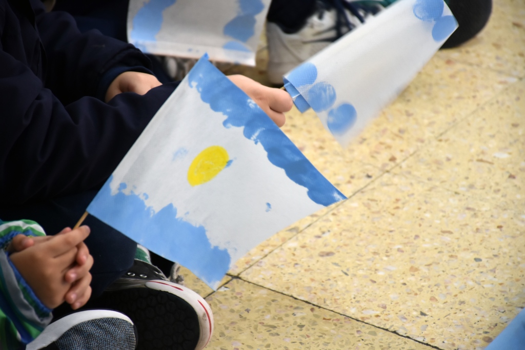 Los chicos del Jardín Estrada homenajearon a la Bandera Argentina