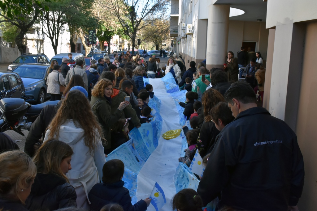 Los chicos del Jardín Estrada homenajearon a la Bandera Argentina