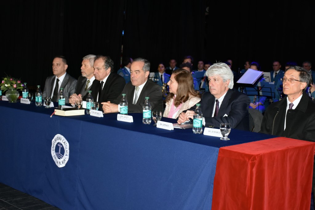 Entrega de diplomas en la Facultad de Derecho y Ciencias Políticas 
