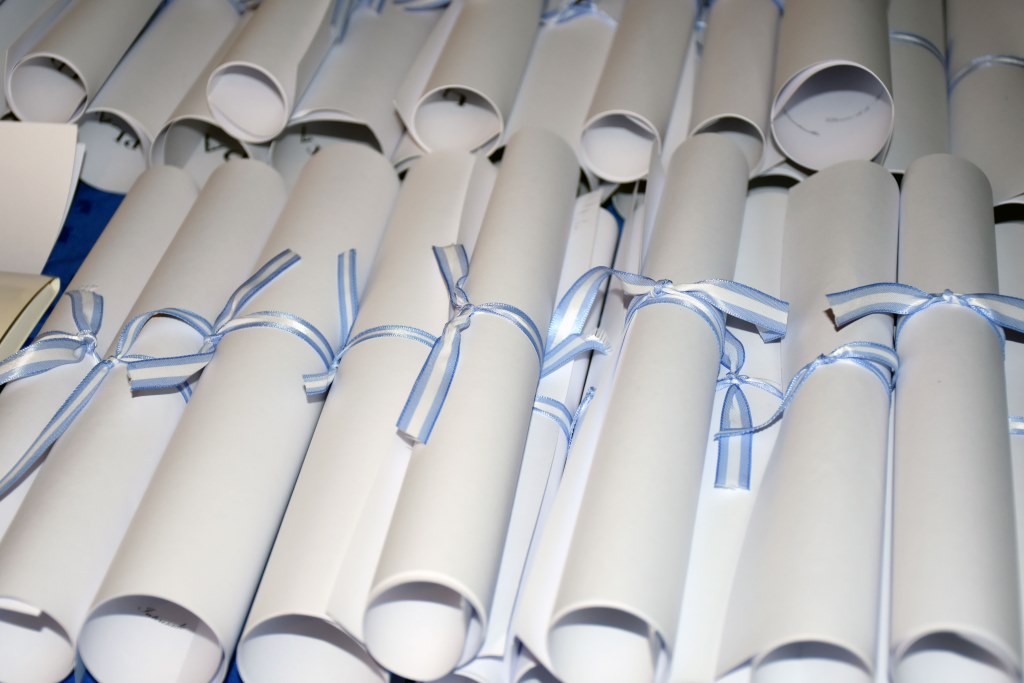 Entrega de diplomas en la Facultad de Derecho y Ciencias Políticas