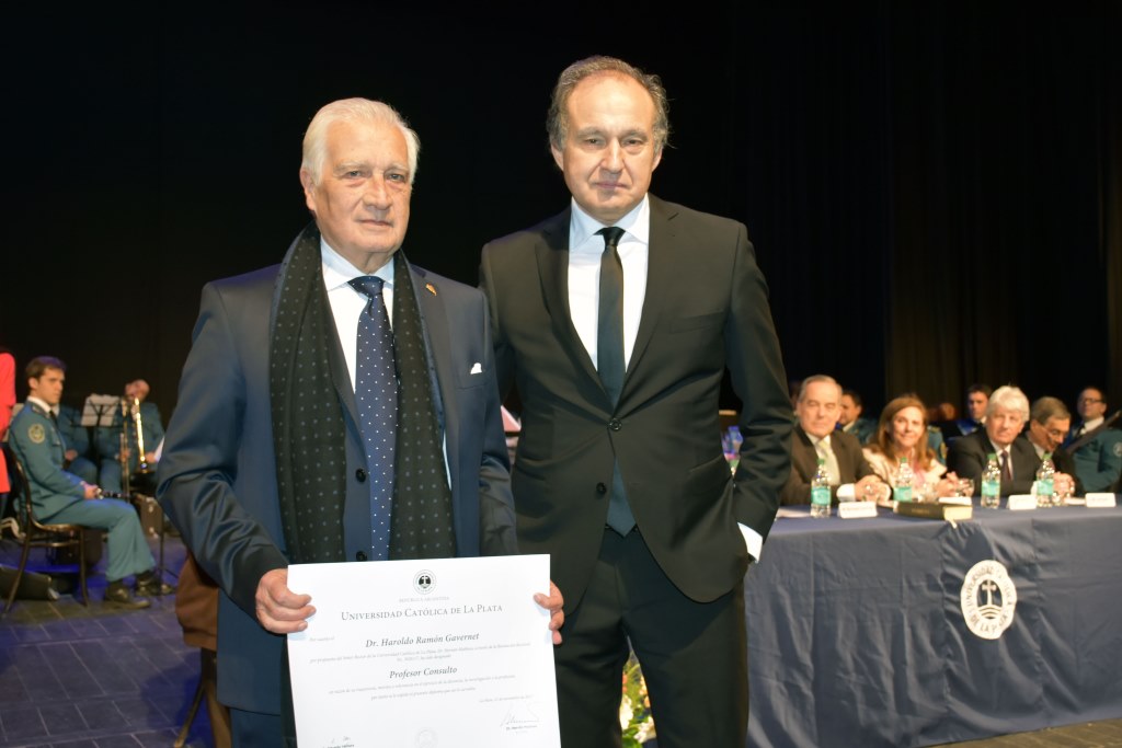 Entrega de diplomas en la Facultad de Derecho y Ciencias Políticas 
