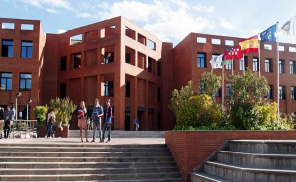 BECAS: El mundo espera por los chicos de la UCALP