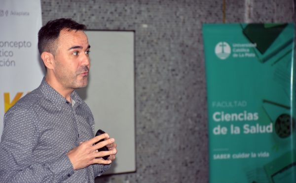 Prestigioso disertante se presentó en la Facultad de Ciencias de la Salud