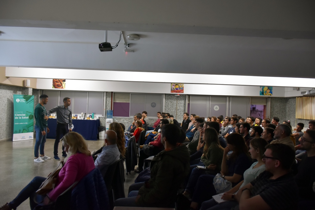 Prestigioso disertante se presentó en la Facultad de Ciencias de la Salud 
