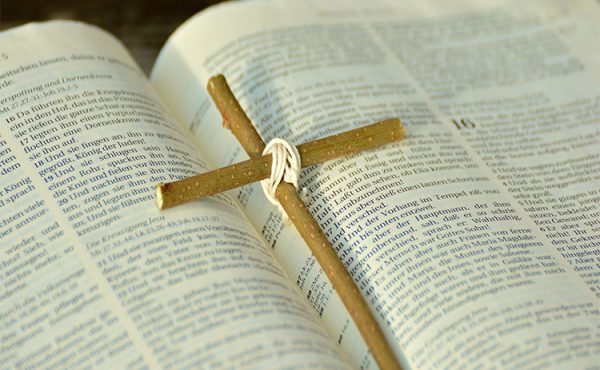 Tres testigos, tres miradas, un mismo camino (Jn 20, 1-10)