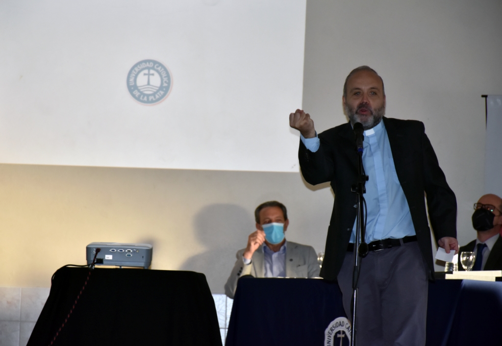 Emotivo homenaje a docentes de la Facultad de Ciencias Económicas y Sociales