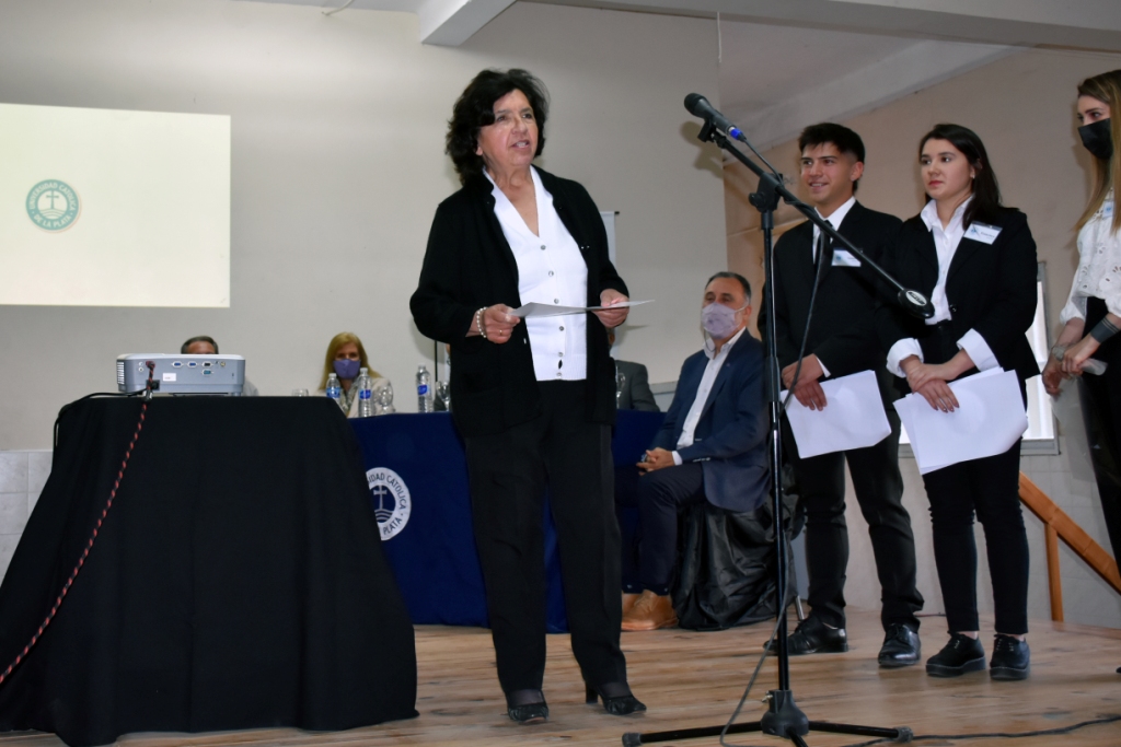 Emotivo homenaje a docentes de la Facultad de Ciencias Económicas y Sociales
