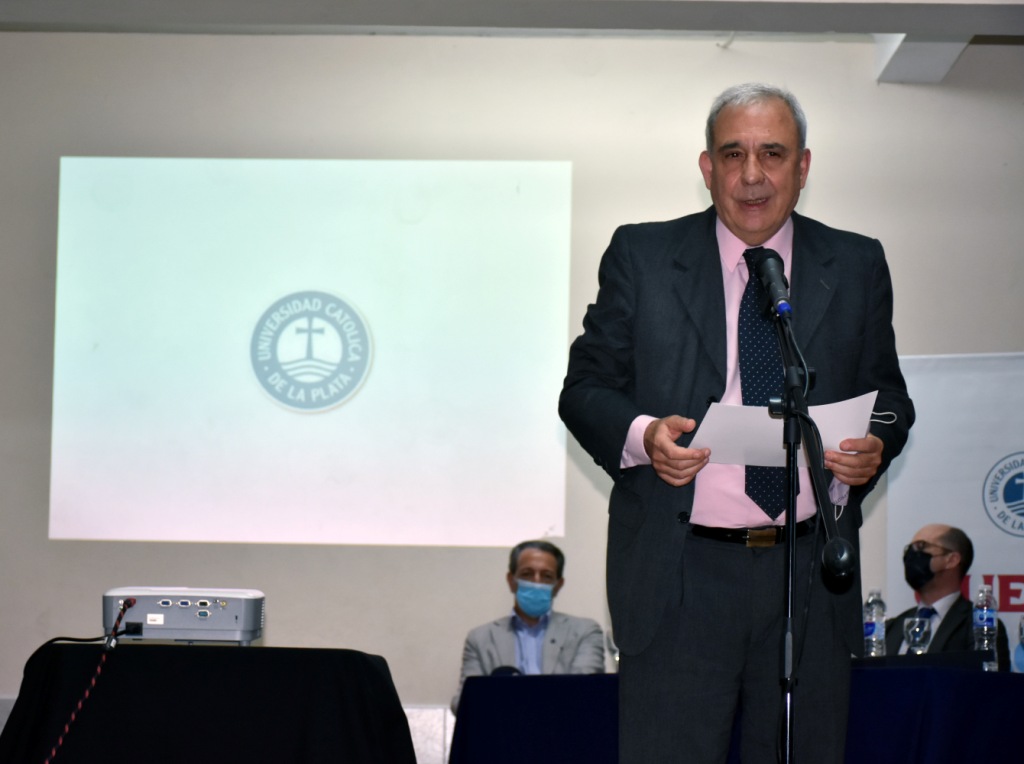 Emotivo homenaje a docentes de la Facultad de Ciencias Económicas y Sociales