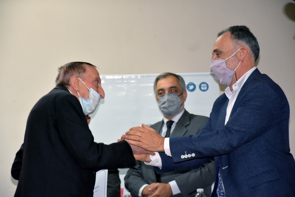 Emotivo homenaje a docentes de la Facultad de Ciencias Económicas y Sociales