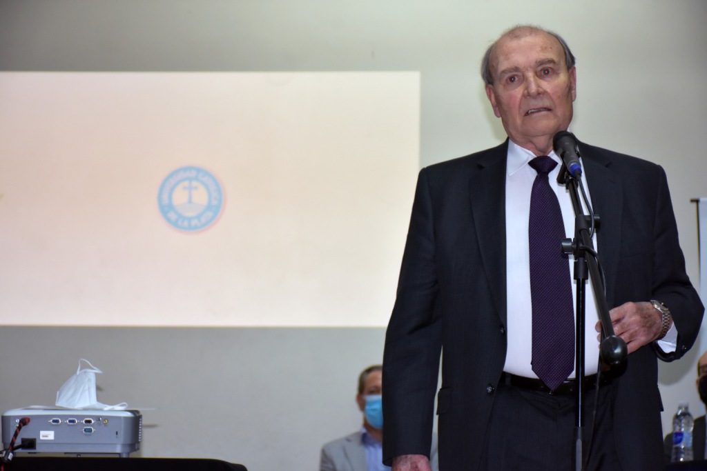 Emotivo homenaje a docentes de la Facultad de Ciencias Económicas y Sociales