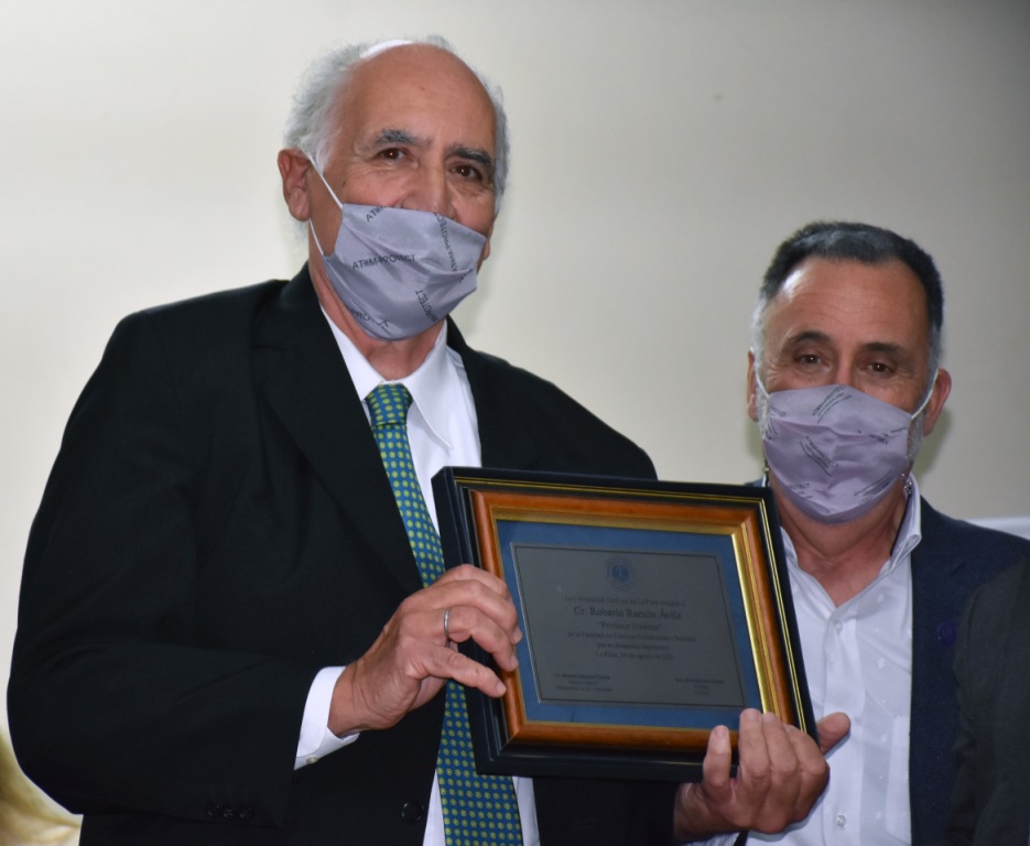 Emotivo homenaje a docentes de la Facultad de Ciencias Económicas y Sociales