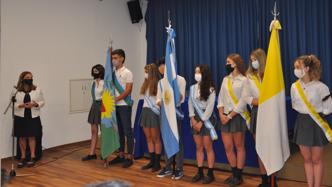 Acto de traspaso de bandera en el Colegio Secundario José Manuel Estrada