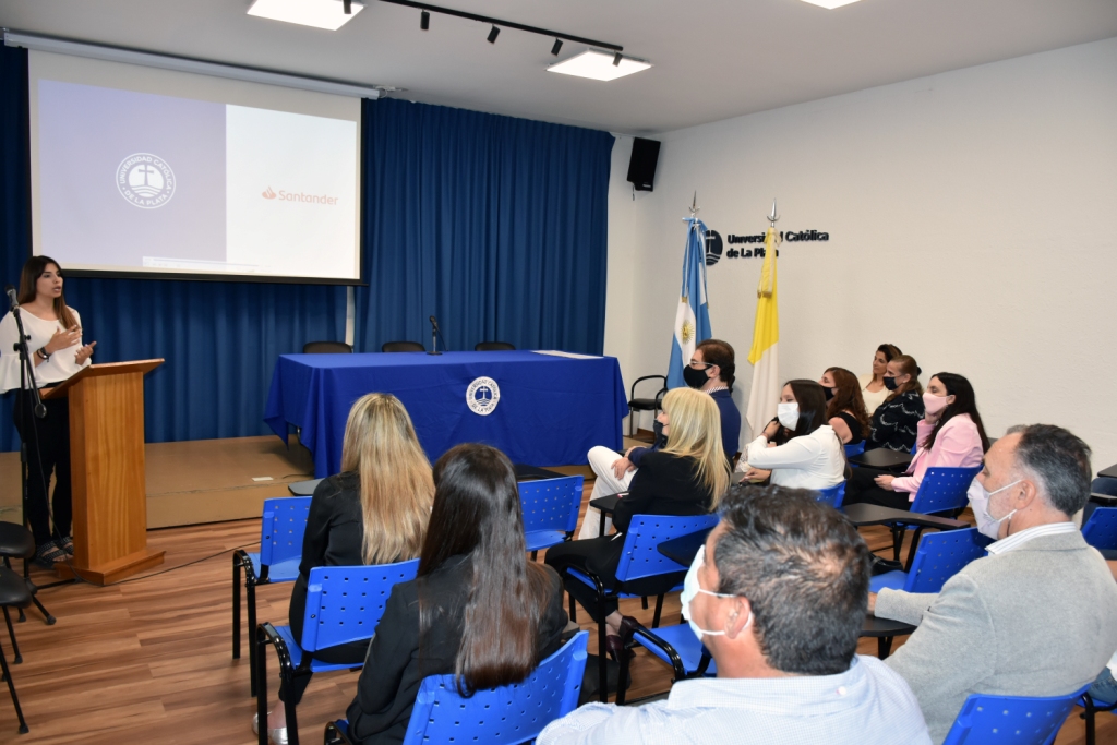 Reconocimiento a estudiantes que participaron de las Becas Santander 