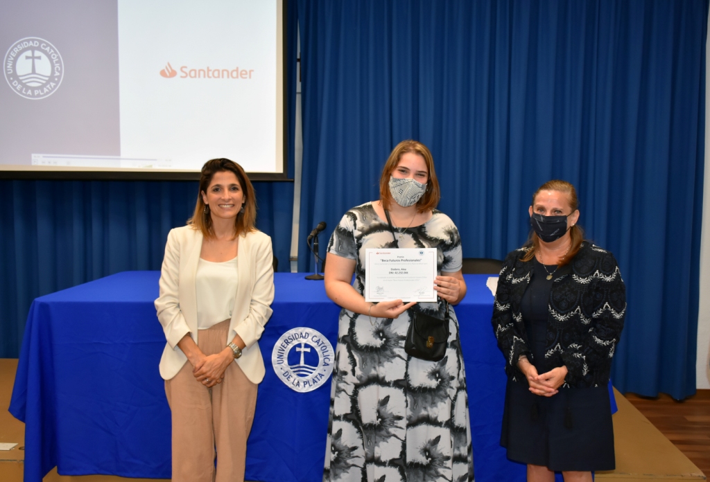 Reconocimiento a estudiantes que participaron de las Becas Santander 