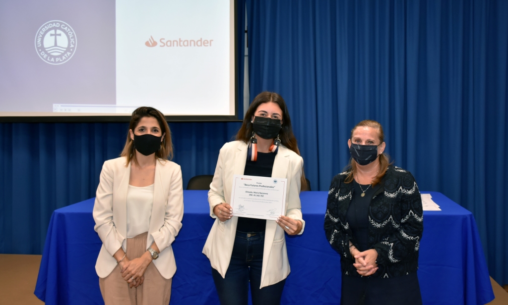 Reconocimiento a estudiantes que participaron de las Becas Santander 