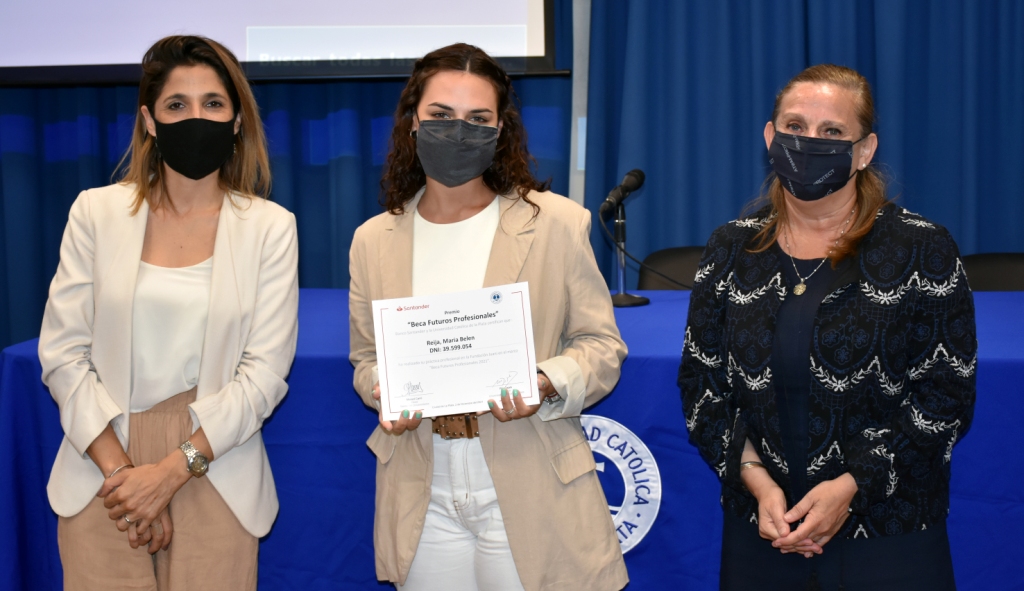 Reconocimiento a estudiantes que participaron de las Becas Santander 