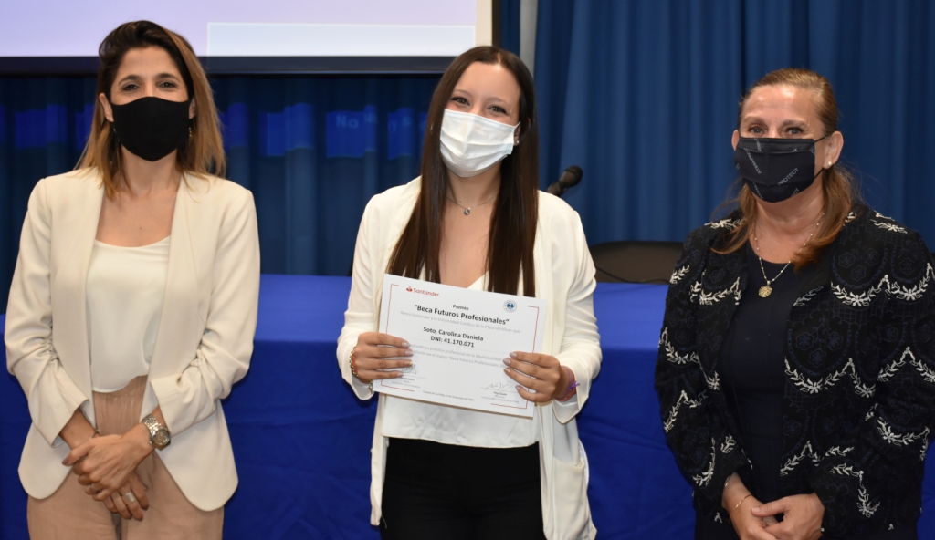 Reconocimiento a estudiantes que participaron de las Becas Santander 