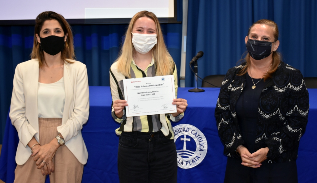 Reconocimiento a estudiantes que participaron de las Becas Santander 
