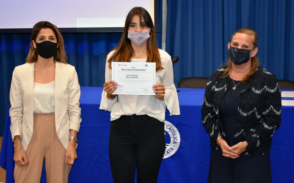 Reconocimiento a estudiantes que participaron de las Becas Santander 