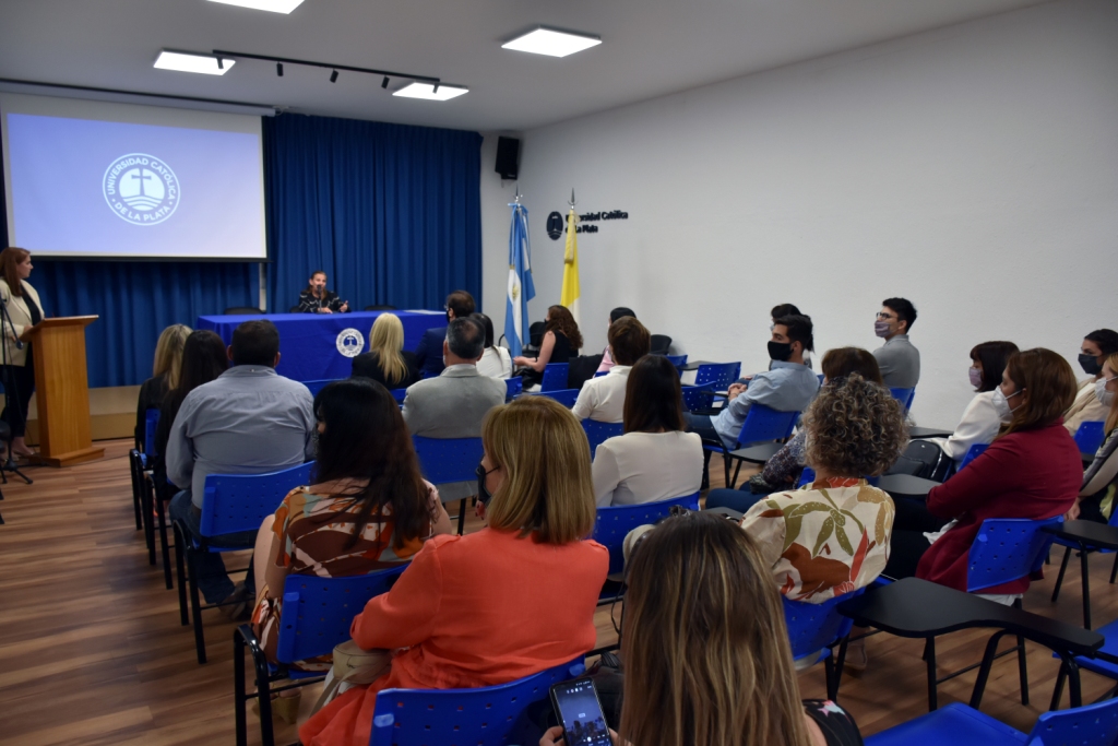 Reconocimiento a estudiantes que participaron de las Becas Santander 