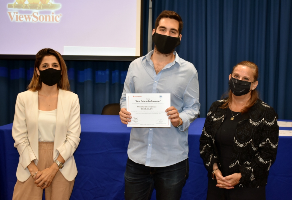 Reconocimiento a estudiantes que participaron de las Becas Santander 