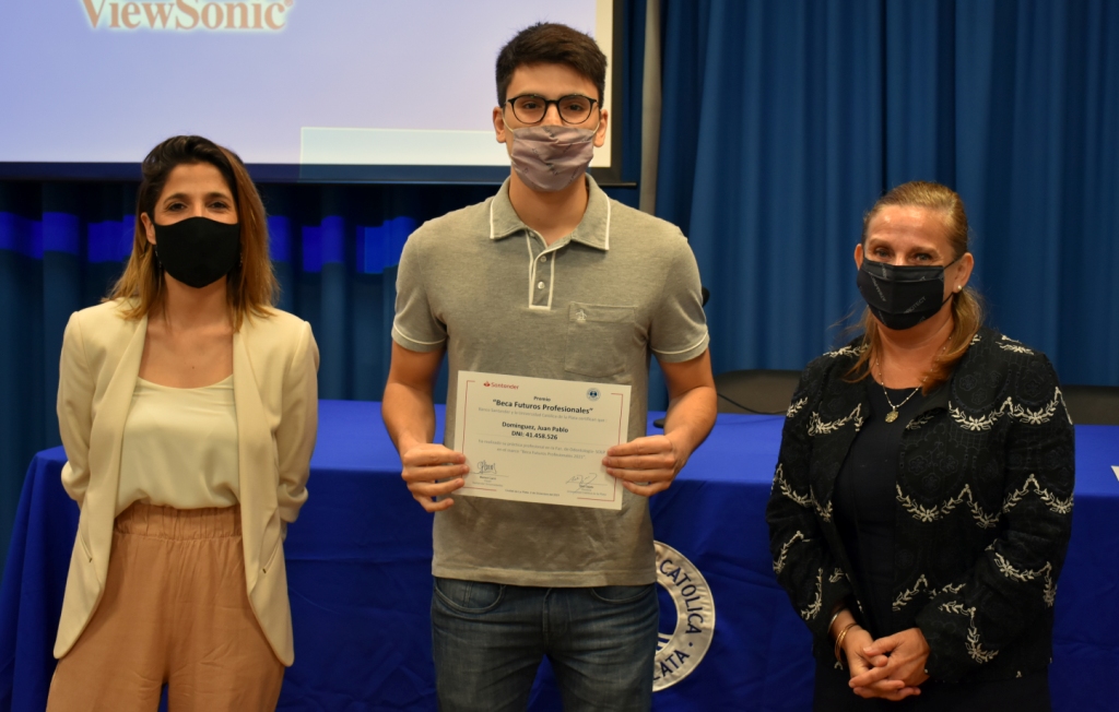 Reconocimiento a estudiantes que participaron de las Becas Santander 