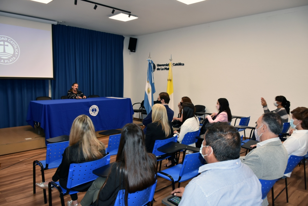 Reconocimiento a estudiantes que participaron de las Becas Santander 