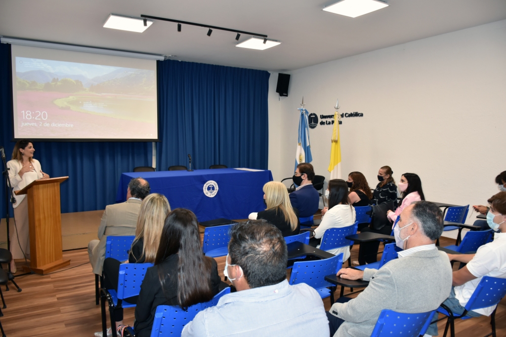 Reconocimiento a estudiantes que participaron de las Becas Santander 