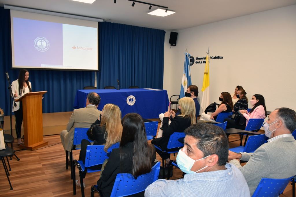 Reconocimiento a estudiantes que participaron de las Becas Santander 