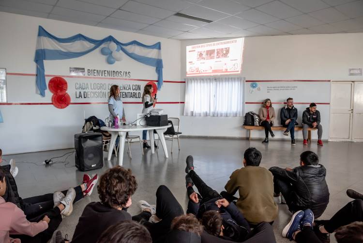 Docentes de la Facultad de Ciencias de la Salud brindaron capacitaciones en el club Estudiantes de La Plata